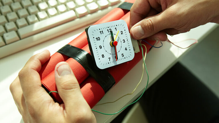 Criminoso armando ataque envolvendo bomba, como aquele dos domínios da GoDaddy